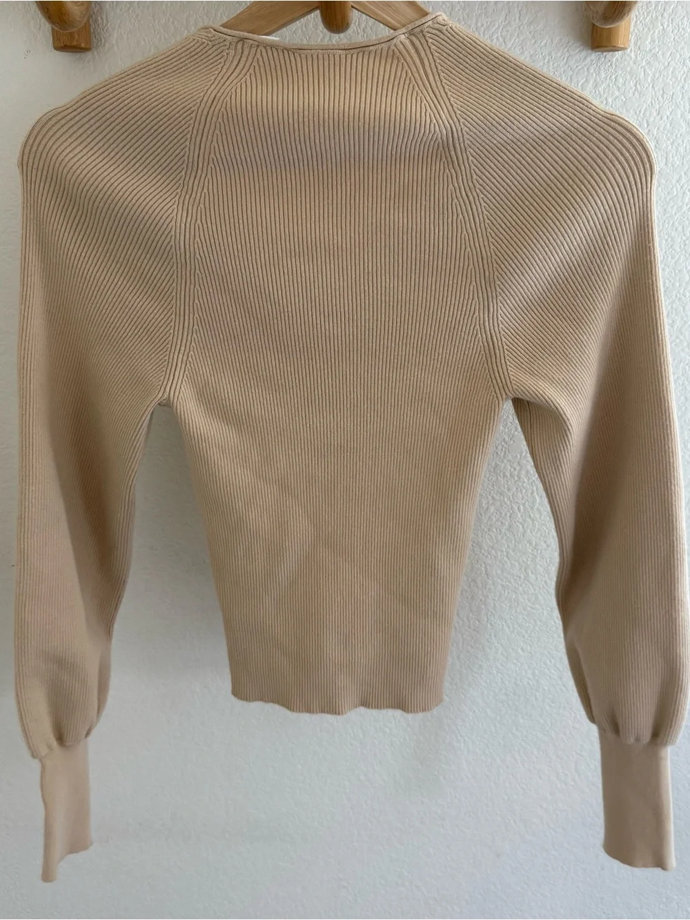 BOSS ivory ribbed V-neck sweater top size XS minimalist capsule wardrobe